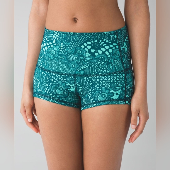 Lululemon Wunder Short 2" - Picture 2 of 3